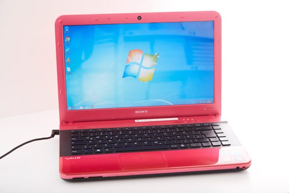 5世代i3/4GB/1TB Windows10 VAIO Red Sony VAIO Laptop: Intel Core I3, 4GB RAM (one USB Port Not