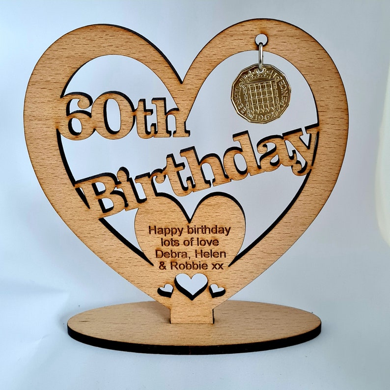 Cuore autoportante in legno personalizzato per il 60 compleanno con biglietto di compleanno alternativo da tre pence del 1964 immagine 1