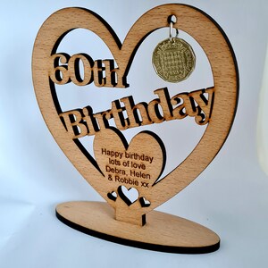 Cuore autoportante in legno personalizzato per il 60 compleanno con biglietto di compleanno alternativo da tre pence del 1964 immagine 2