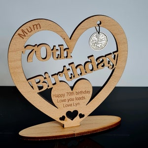 Tarjeta de cumpleaños personalizada con forma de corazón de madera independiente con seis peniques de la suerte de 1955, regalo alternativo