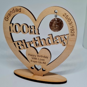 Tarjeta de madera personalizada para el centésimo cumpleaños con forma de corazón independiente y un penique de George V de 1925