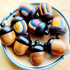 Petit gland en bois personnalisé de 30 mm avec compartiment secret dans le couvercle à visser, convient pour colliers, pendentifs, piluliers, porte-clés, etc.