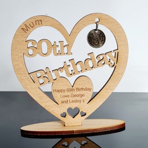 Cœur autoportant personnalisé en bois pour 60e anniversaire avec porte-bonheur de six pence de 1965 Alternative cadeau carte d'anniversaire