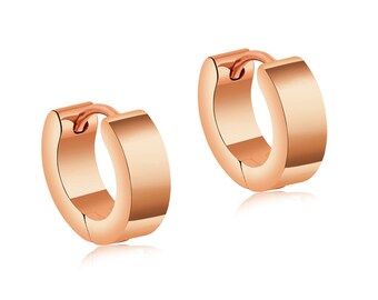 Könnte beinhalten: Ein Paar roségoldene Creolen. Die Ohrringe sind aus Edelstahl und haben eine glatte, polierte Oberfläche.