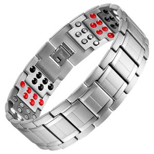 Op de afbeelding: Een zilveren magnetische armband met rode en zwarte magneten. De armband heeft een sluiting.