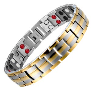 Può includere: Un braccialetto magnetico argento e oro con magneti rossi e neri. Il braccialetto ha una chiusura che dice "INAWOW".
