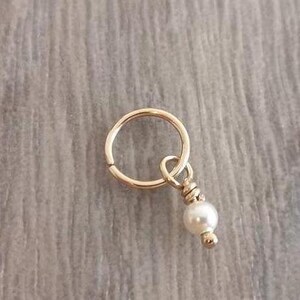 Dangly helix hoop with pearl (synthetic)