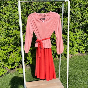 1970s Discover Fashions Ltd pink metallic two-toned pleated bishop sleeves dress