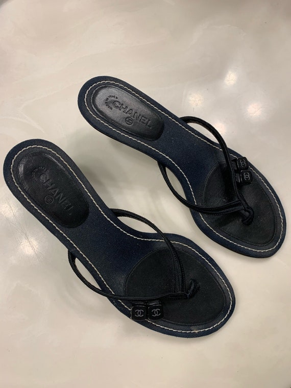CHANEL dice kitten heels