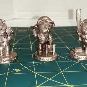 Lote 3 Osito de peltre en miniatura de Avon. Boletín de calificaciones de regreso a la escuela. Béisbol. Años 80.