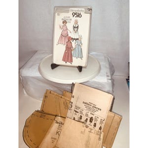 Puede incluir: Un letrero de madera hecho a mano con la palabra "Welcome" en una fuente juguetona. Presenta un fondo blanco desgastado y un marco marrón oscuro, adecuado para uso en interiores o exteriores.