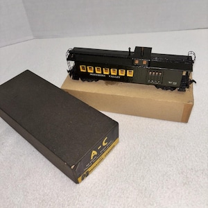 HO Scale Northern Valley Line Caboose #X Green Painted Freight Train