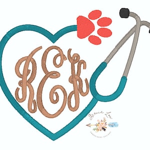 Puede incluir: Un corazón azul turquesa con un monograma marrón "R.G." en su interior. Un estetoscopio azul turquesa está envuelto alrededor del corazón y una huella de pata roja está por encima del corazón. El texto "Grace Lou" está debajo del corazón.