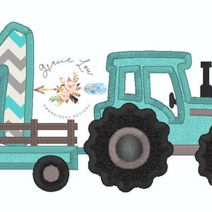 Könnte beinhalten: Ein türkisfarbener Traktor mit einem angehängten braunen Wagen. Der Wagen hat eine graue und türkisfarbene Nummer eins darauf. Der Traktor hat ein schwarzes Lenkrad und einen schwarzen Auspuff. Der Text "Grace Lou Embroidery Designs" befindet sich im Hintergrund.