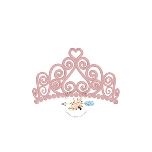 Puede incluir: Corona rosa adornada con un corazón en la parte superior. La corona está decorada con espirales y una fila de perlas. El texto "Grace & Love" está escrito en una fuente cursiva debajo de la corona. Una flecha con acentos florales está debajo del texto. El texto "Embroidery Designs" está debajo de la flecha.