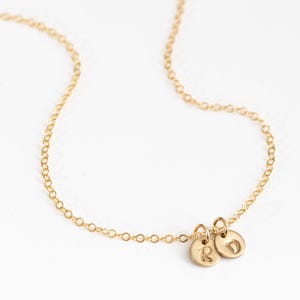 Kleine Initialen Halskette gold | Personalisierte Goldkette | 14k Goldfill Schmuck mit Plättchen-Anhängern