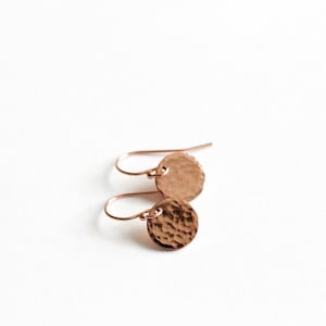 Hammered Gold Filled Earrings, Sterling Silver Disk Lever Back Earrings rosé gold - Ohrhaken