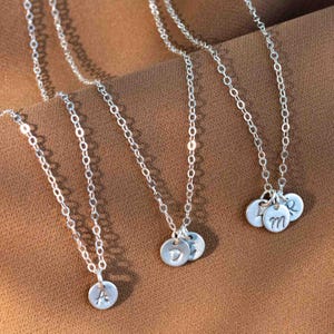 Kleine Initialkette 925 Silber | Plättchen Halskette mit Buchstaben Anhänger | Handgemachter Echtsilber Schmuck
