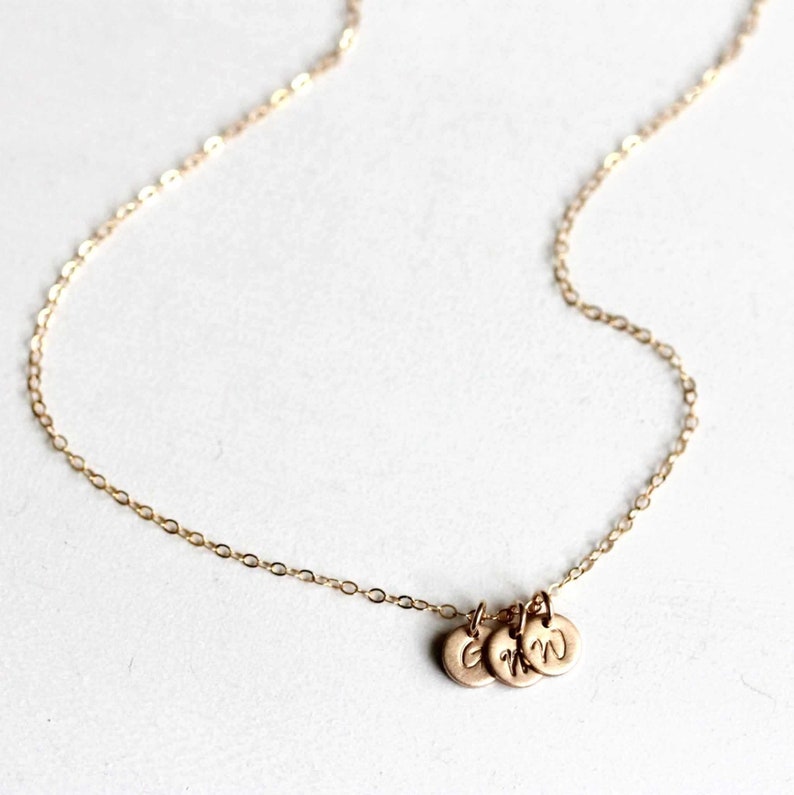 Tiny Initial Disk Necklace Gold Filled afbeelding 6