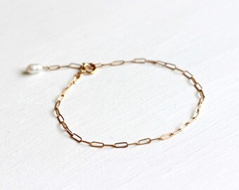 Paperclip Armband gold, Goldfill-Schmuck, Ultra dünnes Armband mit weißer Perle