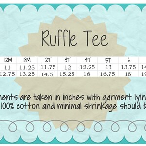 Op de afbeelding: Een tabel met de borstbreedte- en lengtemaat in inches voor een ruffle tee in de maten 6M tot 12. De tabel bevat de tekst "Ruffle Tee" en "measurements are taken in inches with garment lying out flat *garment is 100% cotton and minimal shrinkage should be expected"