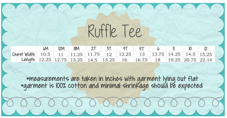 Op de afbeelding: Een tabel met de borstbreedte- en lengtemaat in inches voor een ruffle tee in de maten 6M tot 12. De tabel bevat de tekst "Ruffle Tee" en "measurements are taken in inches with garment lying out flat *garment is 100% cotton and minimal shrinkage should be expected"