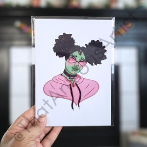 Op de afbeelding: Een print met een gestileerde illustratie van een persoon met een groene huid, een roze zonnebril en een roze hoodie. De persoon heeft donker haar en een zwarte choker. Het kunstwerk zit in een doorzichtige plastic hoes.