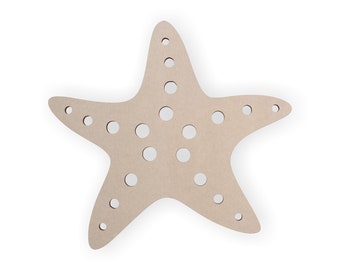 Pode incluir: Uma estrela do mar de madeira de cor castanho claro com furos cortados em forma de círculos. A estrela do mar é um material artesanal para fazer joias ou outros artesanatos.