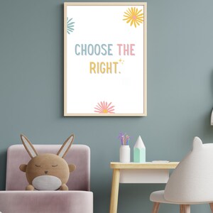 Puede incluir: Una impresión enmarcada con fondo blanco y el texto "CHOOSE THE RIGHT." en letras de colores. La impresión está rodeada de un marco de madera clara y presenta algunas flores estilizadas en las esquinas.