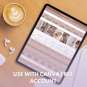 K&ouml;nnte beinhalten: Ein digitales Tablet mit einem Inhaltskalender und Wochenplaner. Der Bildschirm zeigt ein Rasterlayout mit Abschnitten f&uuml;r Social-Media-Plattformen. Der Text "USE WITH CANVA FREE ACCOUNT" steht unten. Eine Tasse Kaffee und Ohrh&ouml;rer liegen auf der Holzoberfl&auml;che.