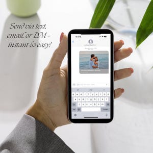 K&ouml;nnte beinhalten: Ein Smartphone zeigt eine SMS-Einladung mit einem Foto eines Paares. Der Bildschirm zeigt den Text "YOU ARE CORDIALLY INVITED". Das Telefon wird von einer Person mit rotem Nagellack gehalten. Der Text "Send via text, email, or DM - instant & easy!" ist ebenfalls sichtbar.
