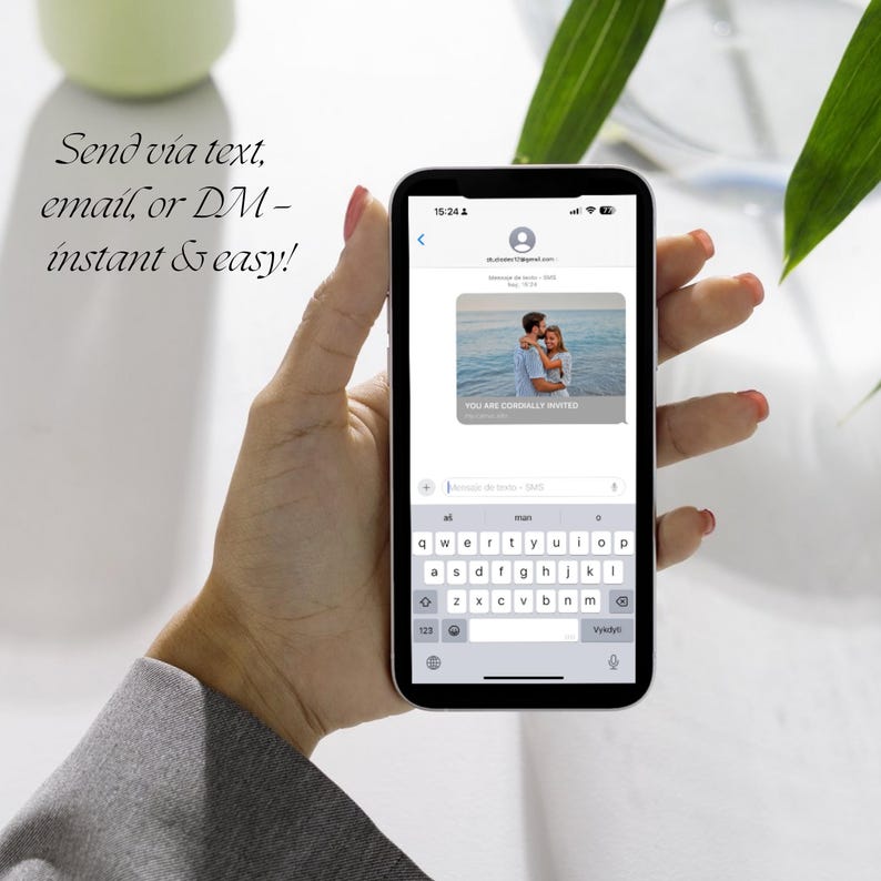 K&ouml;nnte beinhalten: Ein Smartphone zeigt eine SMS-Einladung mit einem Foto eines Paares. Der Bildschirm zeigt den Text "YOU ARE CORDIALLY INVITED". Das Telefon wird von einer Person mit rotem Nagellack gehalten. Der Text "Send via text, email, or DM - instant & easy!" ist ebenfalls sichtbar.
