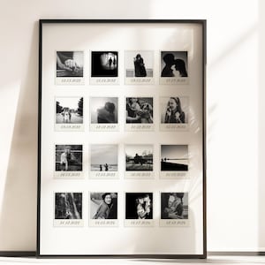Op de afbeelding: Een zwart-wit fotocollage in een lijst met zestien afzonderlijke foto's. Elke foto is vierkant, met data eronder. De afbeeldingen tonen verschillende scènes, waaronder stellen, landschappen en intieme momenten, wat een persoonlijk aandenken creëert.