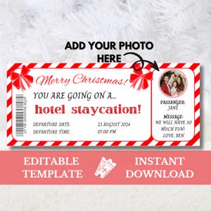 Könnte beinhalten: Ein rot-weißes Ticketdesign zum Thema Weihnachten mit dem Text "Frohe Weihnachten! Sie gehen auf einen Hotelaufenthalt!" Enthält einen Foto-Platzhalter, Abfahrtsdatum, Uhrzeit und eine Nachricht. Das Design enthält auch die Wörter "Bearbeitbare Vorlage" und "Sofort-Download".