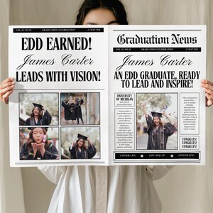 Peut inclure: Une annonce de remise de diplôme de style journal, avec les titres « EDD EARNED! » et « Graduation News ». L'annonce présente des photos d'un diplômé en toge et mortier, ainsi que du texte félicitant James Carter.