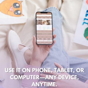 K&ouml;nnte beinhalten: Ein Smartphone, das eine E-Commerce-Website anzeigt, wird von einer Person gehalten, die eine Jeans tr&auml;gt. Der Text auf dem Bild lautet: "NUTZEN SIE ES AUF TELEFON, TABLET ODER COMPUTER &ndash; JEDES GER&Auml;T, JEDERZEIT."