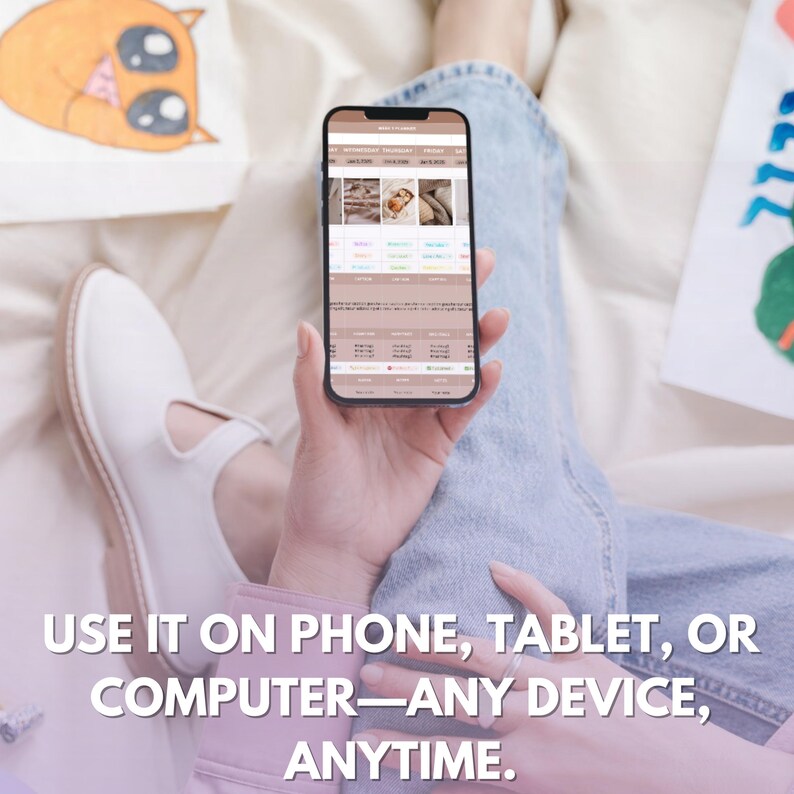K&ouml;nnte beinhalten: Ein Smartphone, das eine E-Commerce-Website anzeigt, wird von einer Person gehalten, die eine Jeans tr&auml;gt. Der Text auf dem Bild lautet: "NUTZEN SIE ES AUF TELEFON, TABLET ODER COMPUTER &ndash; JEDES GER&Auml;T, JEDERZEIT."