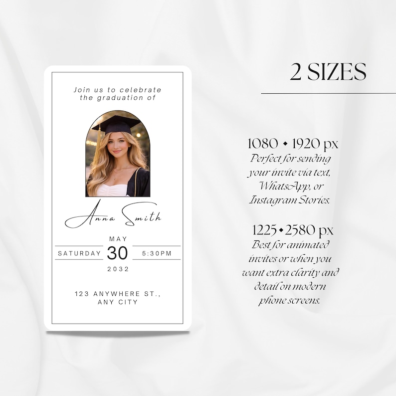 Op de afbeelding: Een witte afstudeeraankondiging met een foto van een vrouw met een afstudeerhoed. De tekst luidt "Join us to celebrate the graduation of Anna Smith" met datum en tijd. Er staan twee maatopties vermeld.