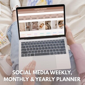 K&ouml;nnte beinhalten: Ein Laptop mit einem Social-Media-Inhaltskalender, mit dem Text "SOCIAL MEDIA WEEKLY, MONTHLY & YEARLY PLANNER" unten. Der Bildschirm zeigt einen Wochenplaner mit Daten und Bildern. Der Laptop befindet sich auf dem Scho&szlig; einer Person.