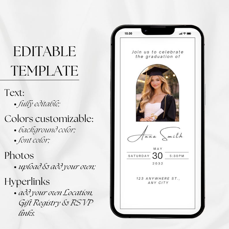 Op de afbeelding: Een smartphone toont een sjabloon voor een afstudeeraankondiging. De sjabloon bevat een foto van een afgestudeerde, de naam "Anna Smith" en evenementdetails. Tekst aan de linkerkant geeft aan dat de sjabloon bewerkbaar is, met aanpasbare kleuren, tekst, foto's en hyperlinks.