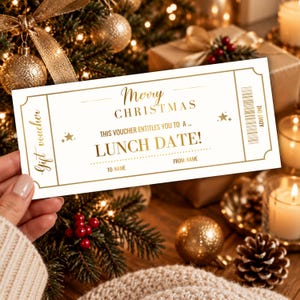 Könnte beinhalten: Ein rechteckiger weißer Geschenkgutschein mit goldfarbenem Text und Rändern. Das Ticket enthält den Text Merry Christmas, This voucher entitles you to a, Lunch Date!, Gift voucher, Admit one, To: Name und From: Name, verziert mit kleinen goldenen Sternen.