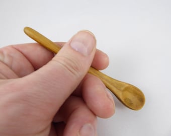 Petite cuillère en bois pour le sel, la confiture, les épices, etc. sculptée dans du bois de cerisier