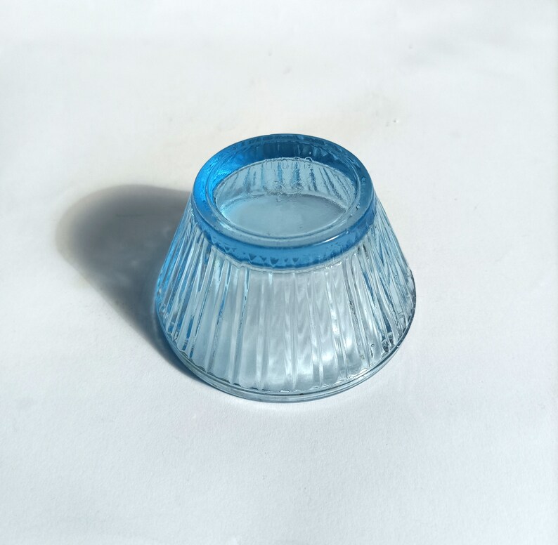 Salière en verre taillé bleu salière en verre à facettes salière ouverte vintage petit bol de sel en verre ancien grenier à sel décoration de cuisine image 3