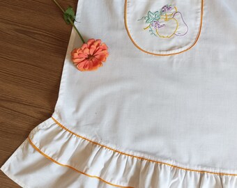 White apron ruffle Fruit embroidery Waist apron Vintage kitchen apron pockets Maid apron Cooking apron Sister gift mom Momwaitress apron