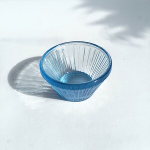 Salière en verre taillé bleu salière en verre à facettes salière ouverte vintage petit bol de sel en verre ancien grenier à sel décoration de cuisine image 9