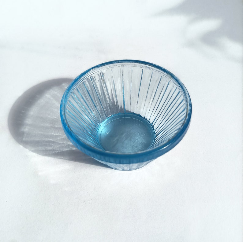 Salière en verre taillé bleu salière en verre à facettes salière ouverte vintage petit bol de sel en verre ancien grenier à sel décoration de cuisine image 7