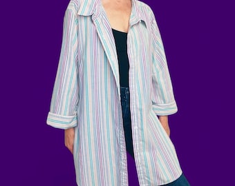 Camisa preppy nocturna de rayas coloridas en tonos pastel de la marca Vintage Only Necessities