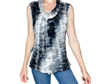 Camiseta sin mangas con cuello drapeado y estampado tie-dye en blanco y negro, estilo vintage Y2K de Christopher & Banks