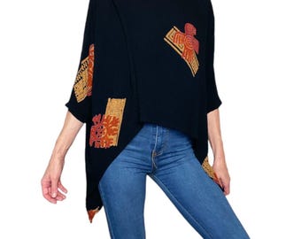 Blusa asimétrica oversize con estampado tribal negro estilo vintage Y2K de Chantik Bali.