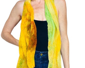 Bufanda pequeña de moda transparente estilo hippie vintage en amarillo y naranja con estampado tie-dye.